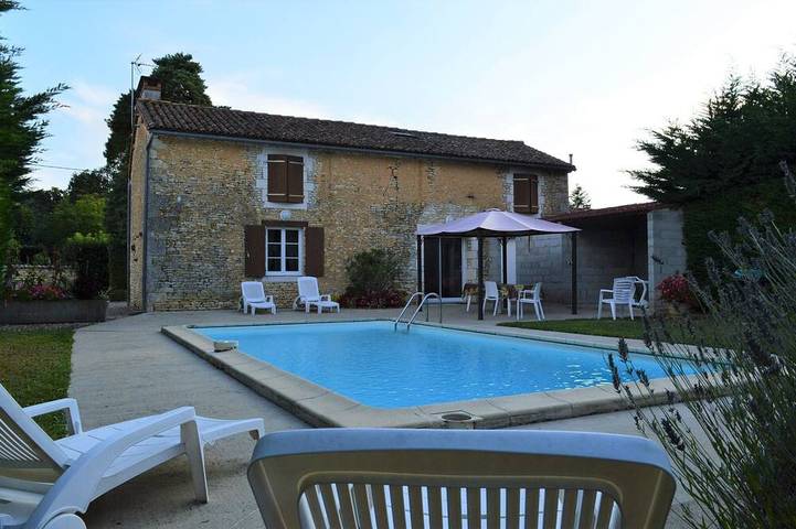 Agriturismo pour 8 personnes, avec piscine et jardin à Savigné