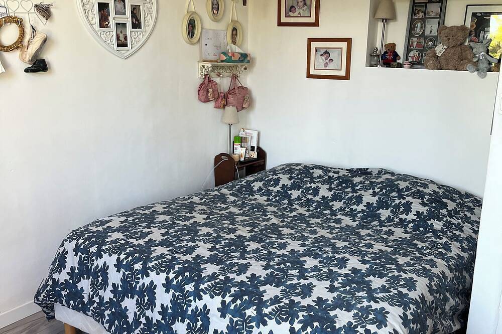 Entire apartment, Apartment ideally located in a quiet area between Aix en Provence and Marseille in Gardanne, Aix-en-Provence region