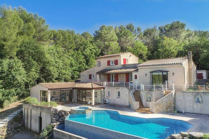 Villa Colombes, large, secluded property with infinity pool and gated gardens in Draguignan, Draguignan Region