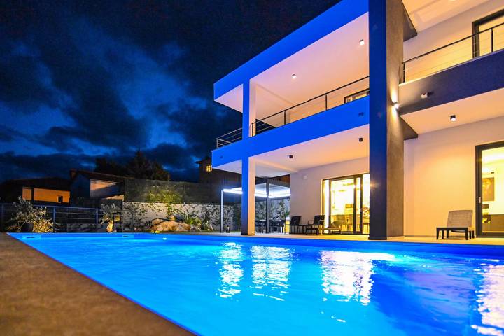 Villa pour 8 personnes, avec piscine et jacuzzi ainsi que balcon et jardin dans Grad Opatija - 4