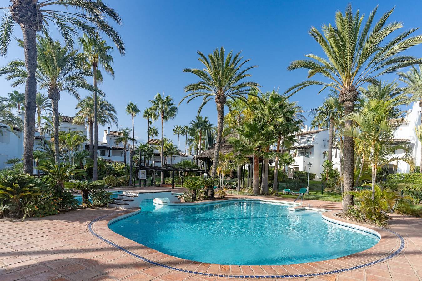 'Beachfront Townhouse in Costalita' con vistas al mar, piscina compartida y Wi-Fi in Saladillo Benamara, Estepona