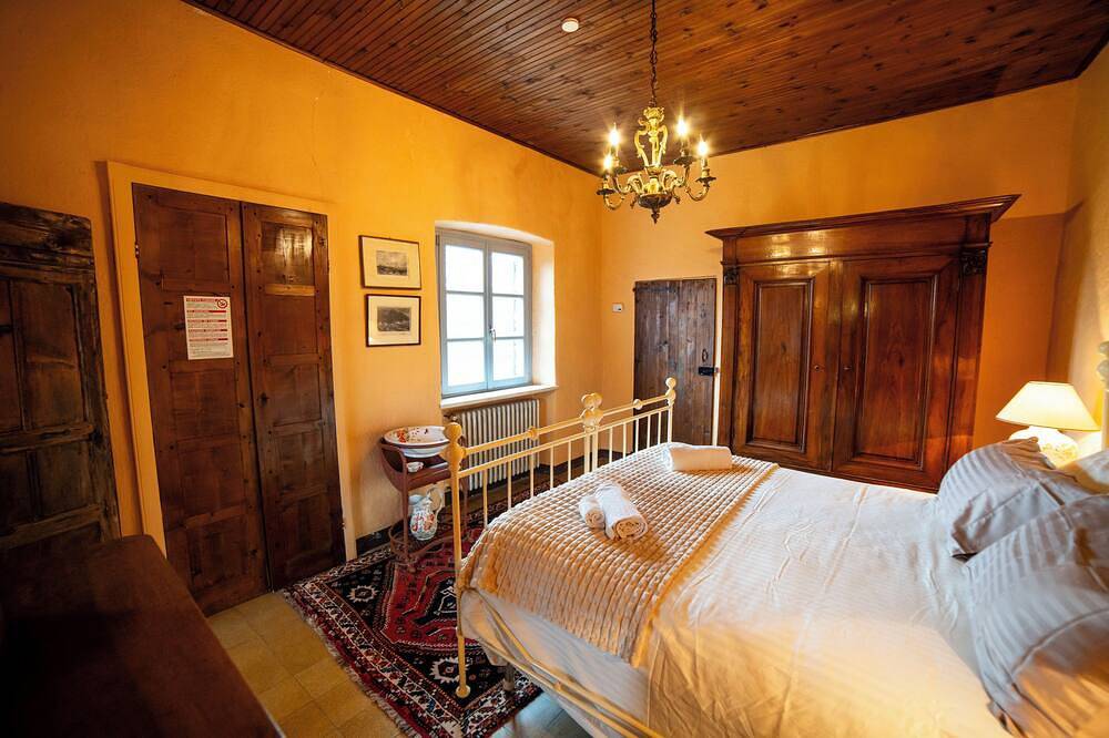 Palazzo K - B&B in country home with pool (room Tower) in Savona, Province de Savona