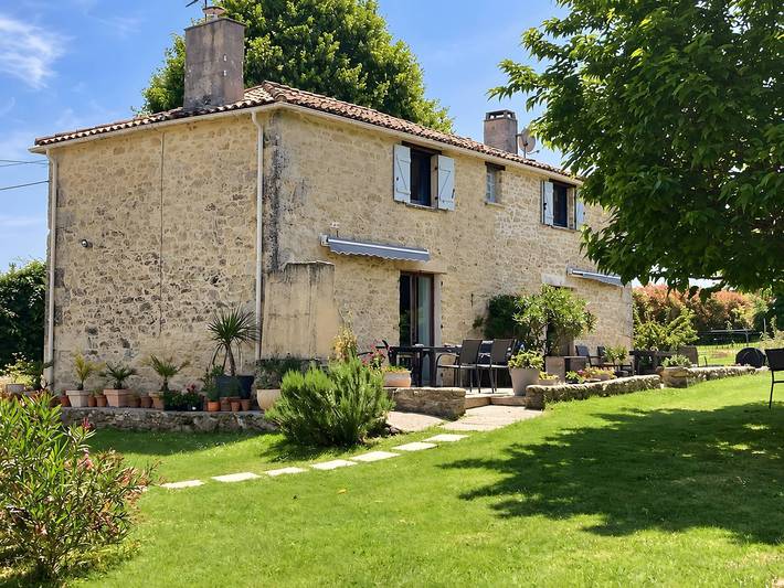 Le Moyen, casa con encanto, piscina compartida, jardín y Wi-Fi in Auriolles, Región de Langon