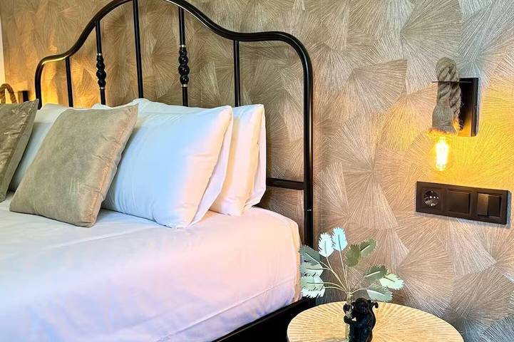 Entire apartment, Premium Central appartment Las Ramblas: 4 Beds and baths, 9 guests in Barcelona Centre, Barcelona