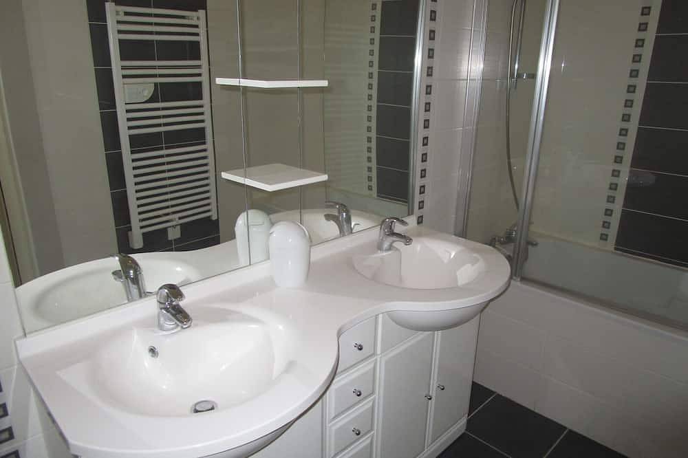 Entire apartment, Spacious T2 apartment near the beach with wifi, elevator and equipped kitchen in Les Sables-d'Olonne, Vendée