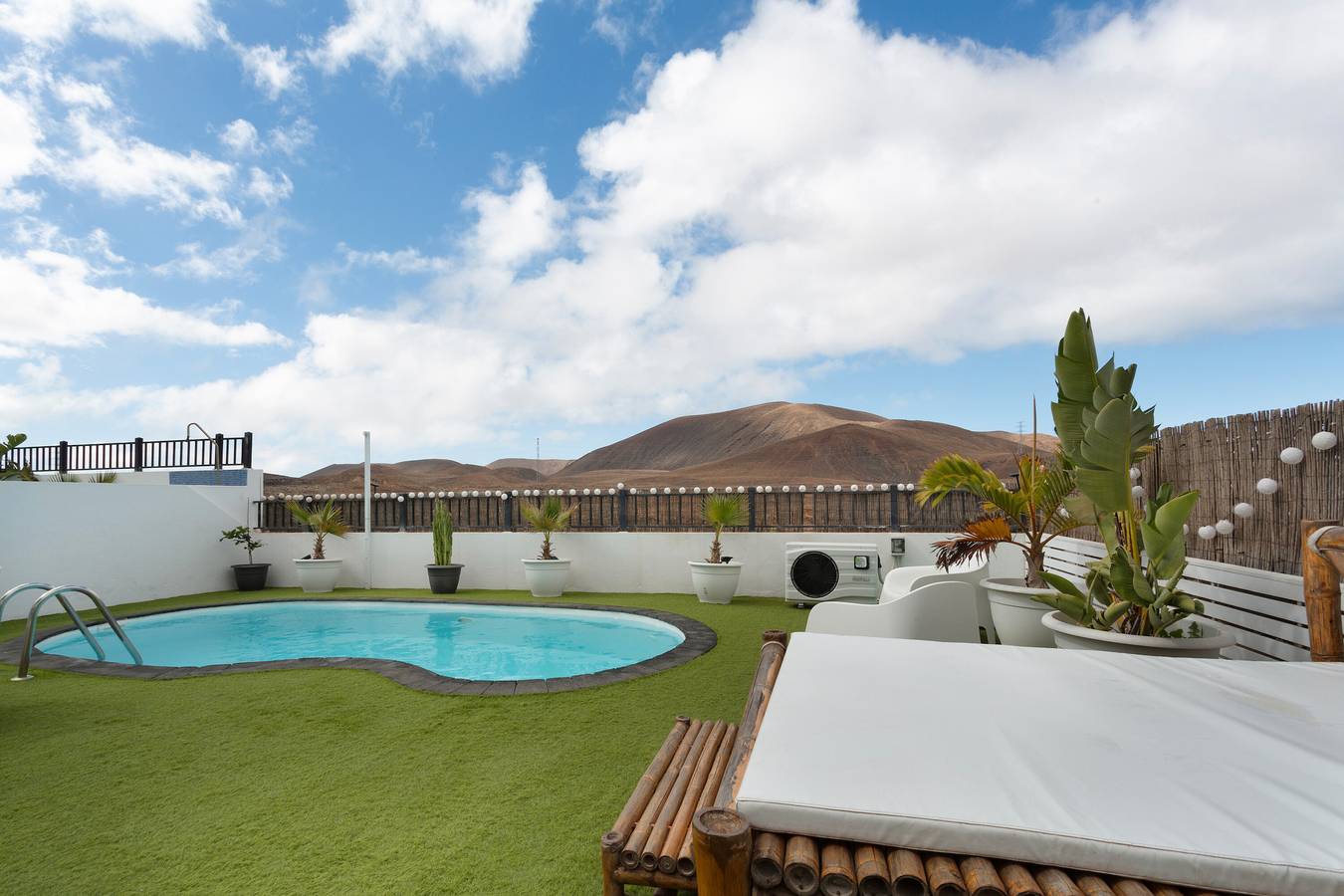 Vacation 'La Casa Del Volcano Corralejo' with Sea View, Private Pool and Wi-Fi in Geafond, La Oliva