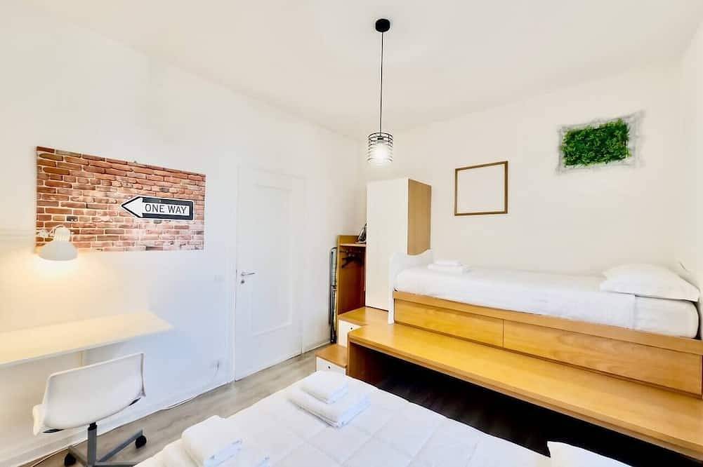 Appartamento intero, Leonardo Academy Hub: Comfort e Spazio in centro in Sesto Calende, Comune di Sesto Calende