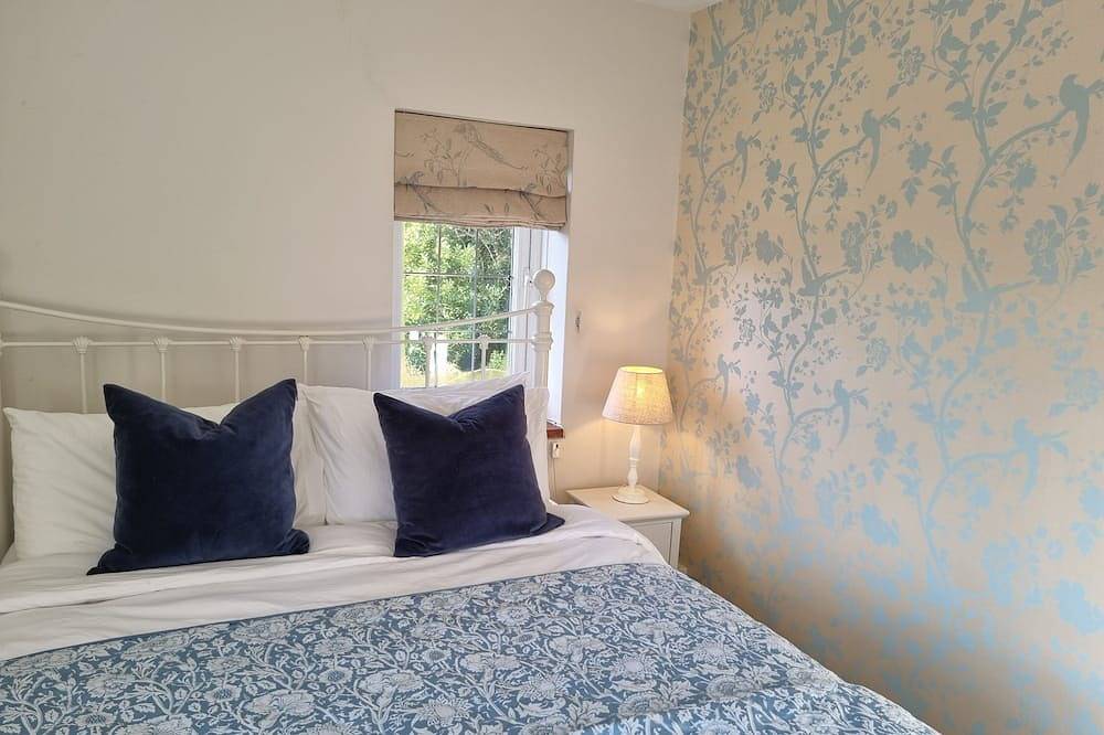 5 Star, Cosy, characterful thatch cottage in a designated area of natural beauty in Brighstone, Isla de Wight