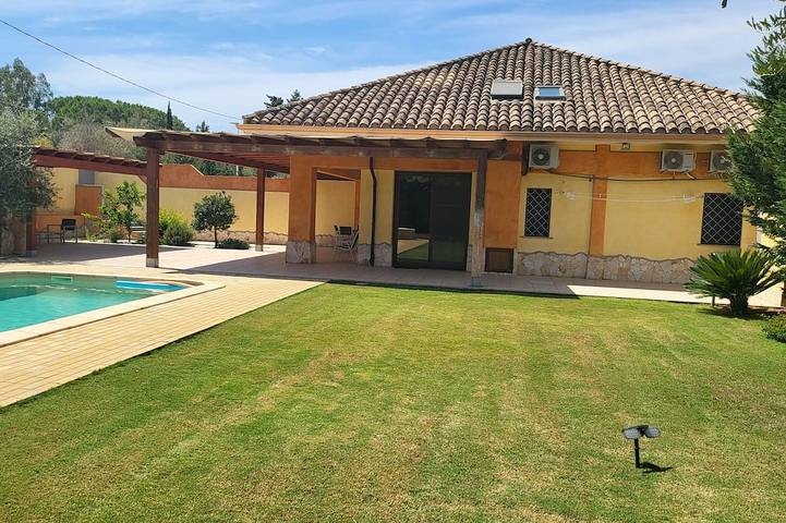 Villa Vivi. Swimming pool, whirlpool, in Quartu Sant'Elena, Cagliari Provinz