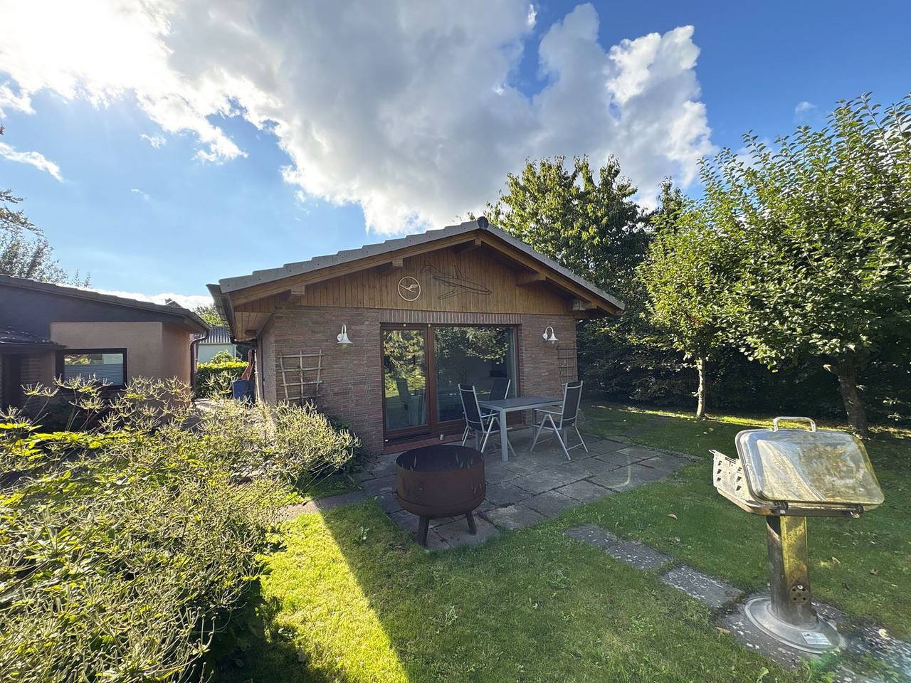 Bungalow im Garten - Komfortables Ferienhaus mit Terrasse und Feuerschale in Wiek, Région de Rügen