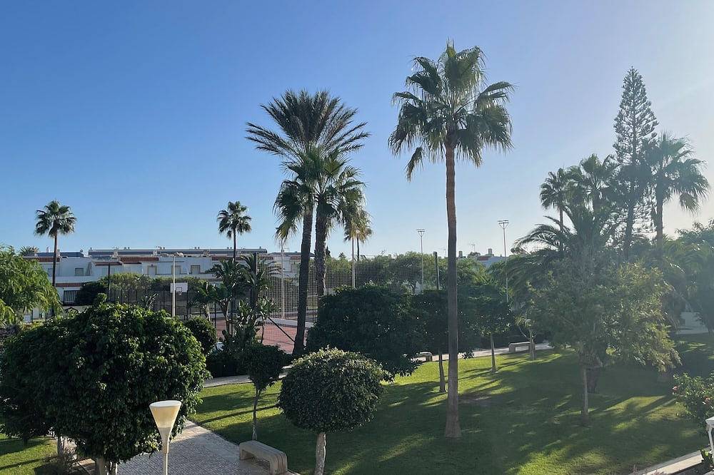 Casa grande en Retamar, ideal para familias con pistas deportivas y jardín in Retamar, Almería