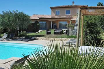 Gîte pour 9 personnes, avec terrasse ainsi que jardin et jacuzzi à Saint-Maurice-sur-Eygues