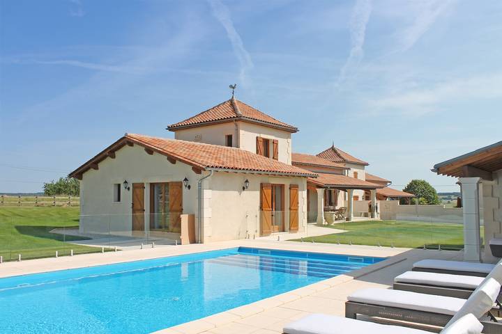 Gîte pour 10 personnes, avec piscine, adapté aux familles à Saint-Séverin