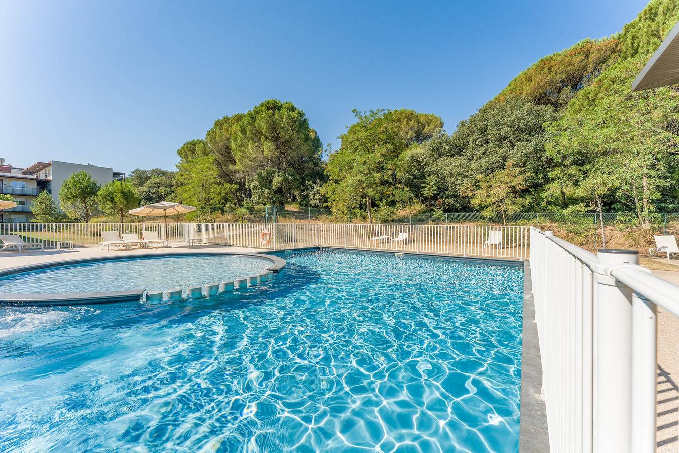 Entire apartment, Apartment “Les Rivages du Gardon” with Shared Pool, Wi-Fi and Air Conditioning in Remoulins, Nimes region