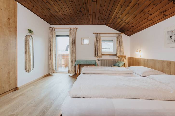 Entire apartment, Apartment 'Unterhauserhof B' with Mountain View, Wi-Fi, Balcony & Garden in Olang, Eastern Dolomites