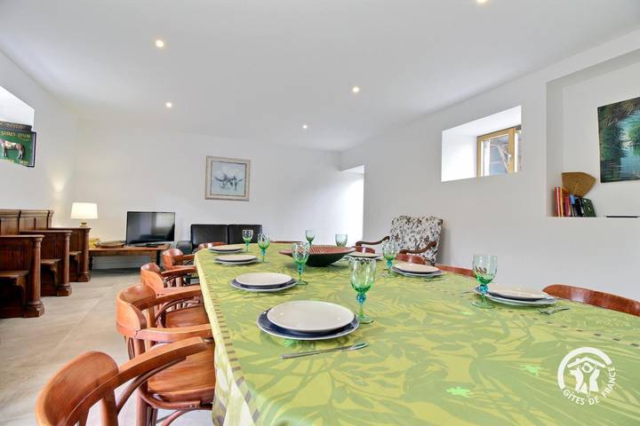 Gîte pour 10 personnes, avec terrasse et jardin