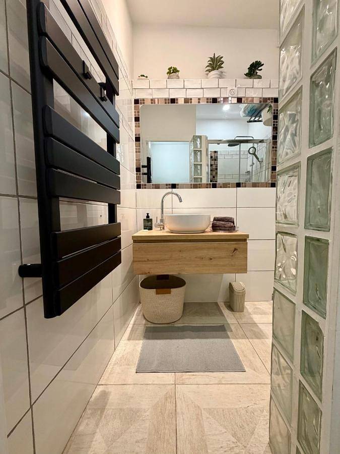 Appartement entier, Two-Bedroom Apartment in Les Pennes-Mirabeau, Côte méditerranéenne (France)