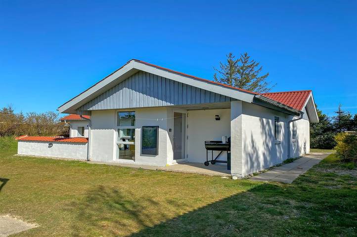 Ferieudlejning for 9 personer, med terrasse, husdyr tilladt i Thorup Strand