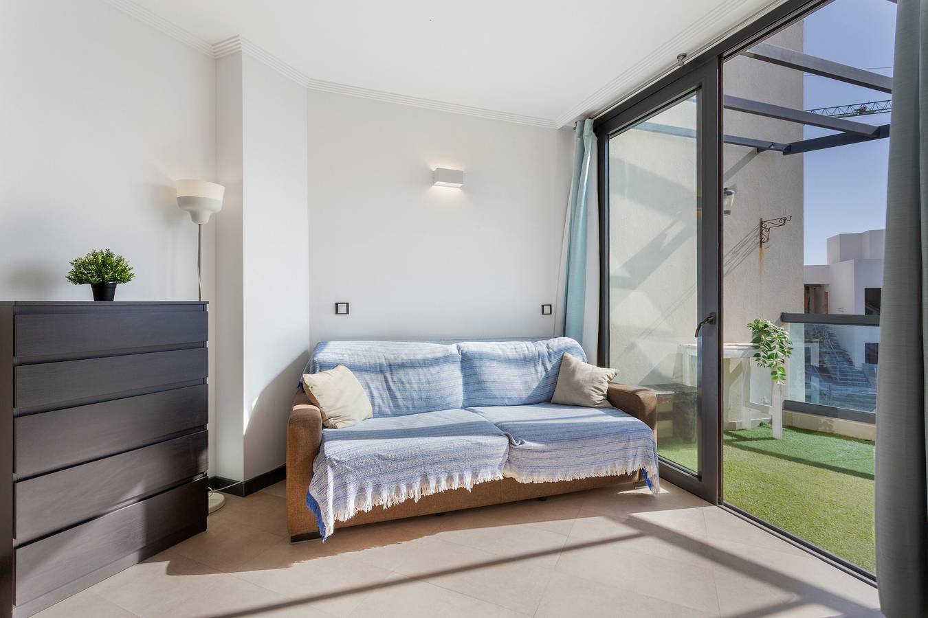 Ferienwohnung 'Oceanfront Apartment mit Pool', Bergblick, privater Terrasse & Wlan in El Cotillo, La Oliva