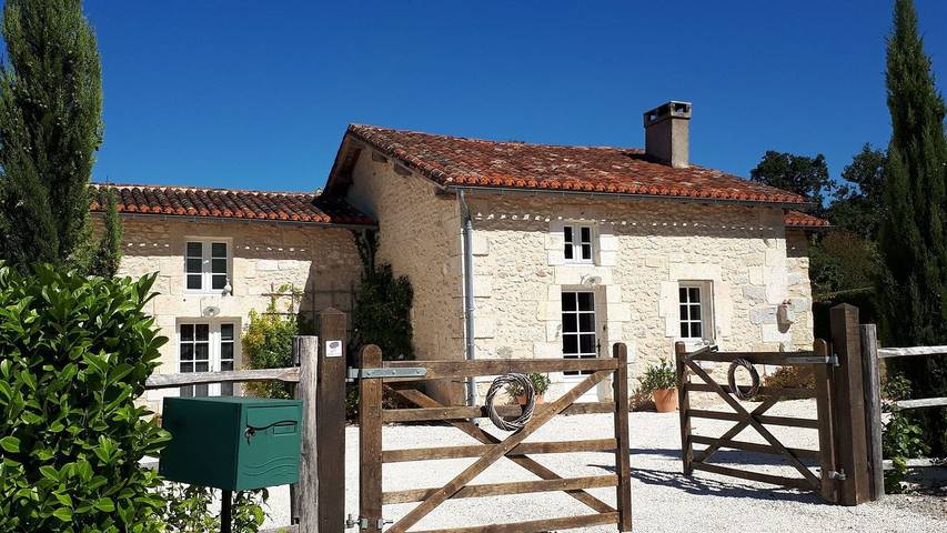 Location de vacances pour 7 personnes, avec jardin et piscine à Verteillac - 4