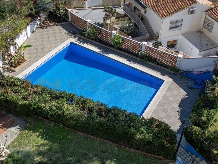 Sea View Apartment with Parking, Pool & Terrace - 100m to Benajarafe Beach in Urbanizacion La Esperanza, Vélez-Málaga