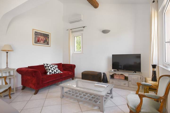Location de vacances pour 8 personnes, avec piscine ainsi que jardin et terrasse, animaux acceptés à Villeneuve-lès-Avignon - 3