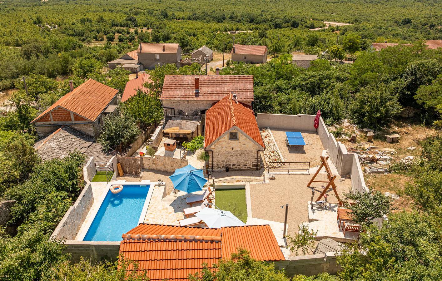 Geräumige 2-Zimmer-Wohnung mit Pool, WLAN und Terrasse in Grad Benkovac, Zadar