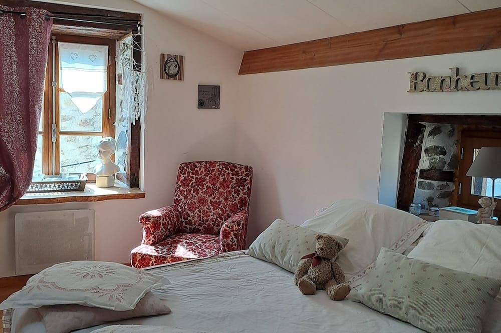 Maison à louer au bord de la rivière  dans un petit hameau paisible in Saint-Cirgues, Haute-Loire