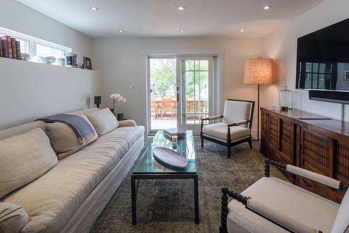 Vacation rental for 10 people, with yard and hot tub as well as balcony in Provincetown