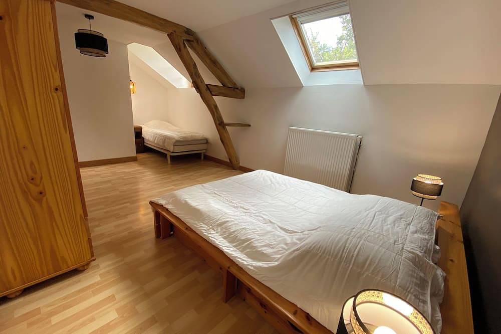 Former hamlet school, house with 500m2 enclosed grounds and swimming pool. in Saint-Cyr-les-Colons, Auxerre und Umgebung