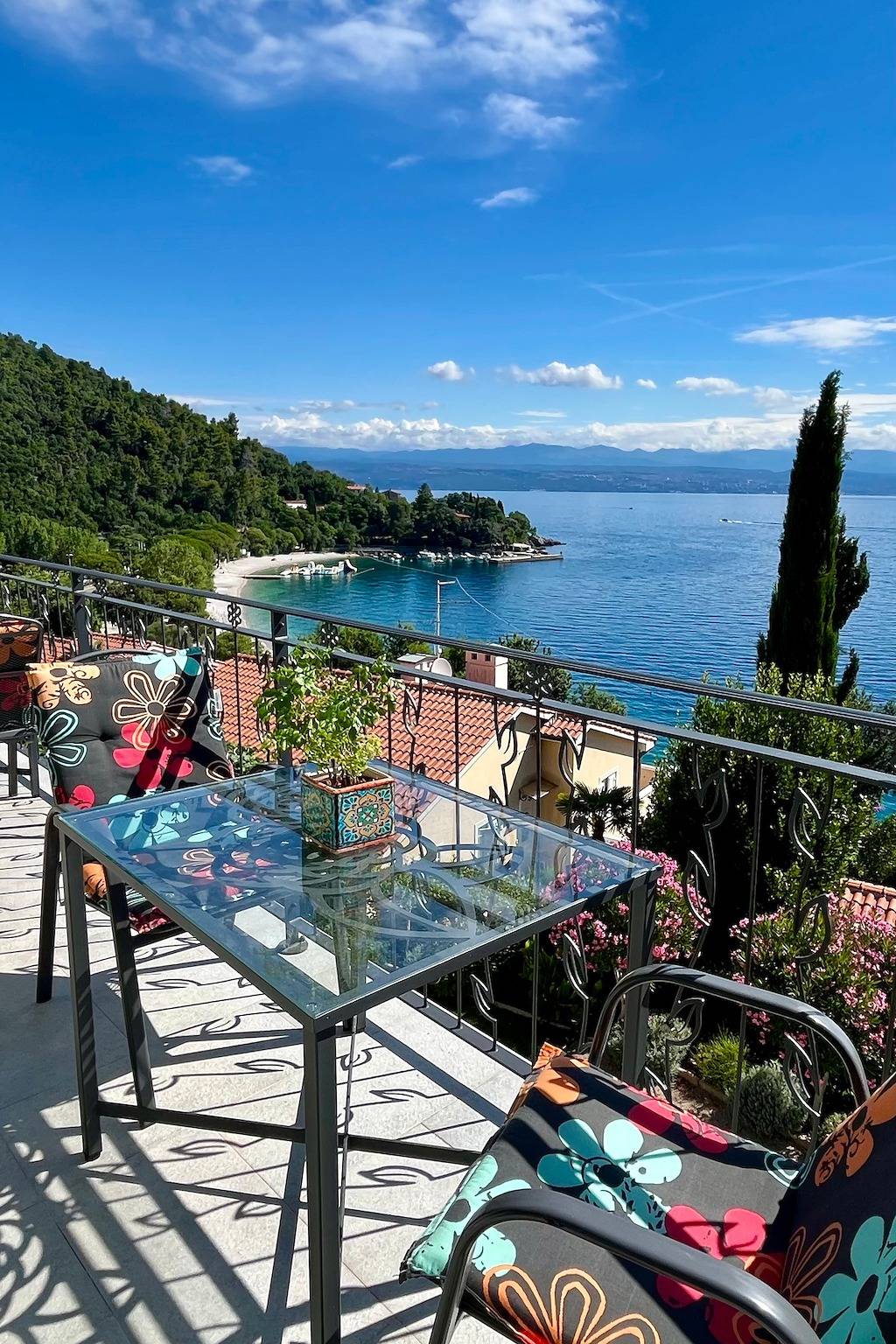 Ganze Wohnung, 2-Zimmer-Ferienwohnung mit Terrasse und Meerblick Medveja (Opatija) A-7720-b in Medveja, Lovran