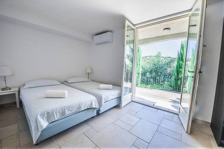 Bellissima villa con grande piscina in Roquebrune-sur-Argens, Costa mediterranea (Francia)