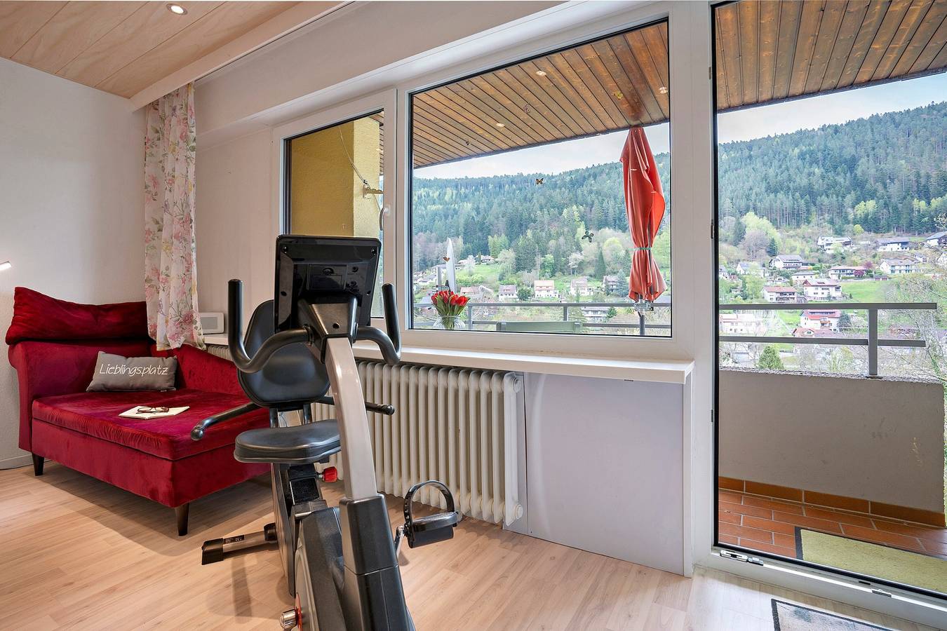 Appartamento intero, Appartamento 'Talblick Mit Schwimmbad' con vista sulle montagne, balcone e Wi-Fi in Bad Wildbad, Nordschwarzwald