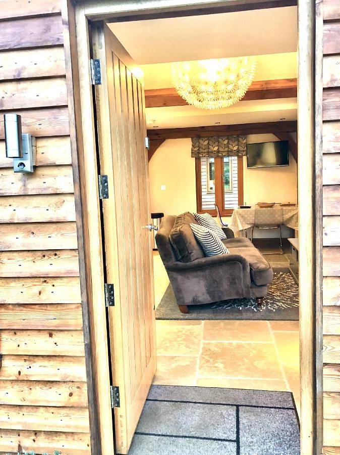 Quality Oak Barn with Hot Tub and Parking in Shalford, Guildford