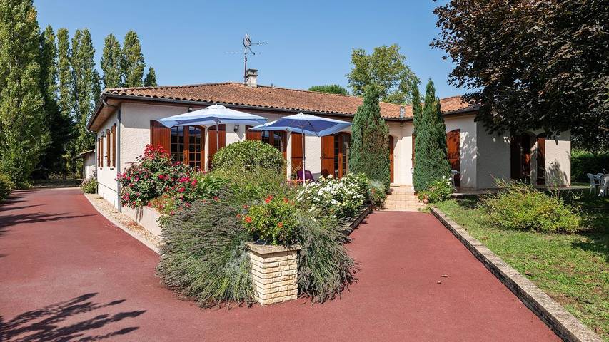 Location de vacances pour 8 personnes, avec jardin et terrasse à Pineuilh