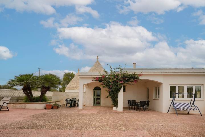Casa Vacanze 'Trullo Luce Ostuni' con terrazza privata e Wi-Fi in Ostuni, Salento