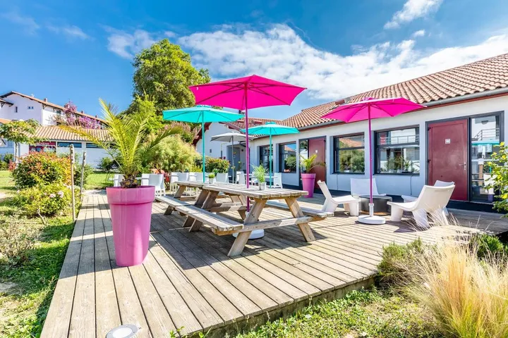 Hostal para 5 personas, con terraza además de piscina y jardín - 1