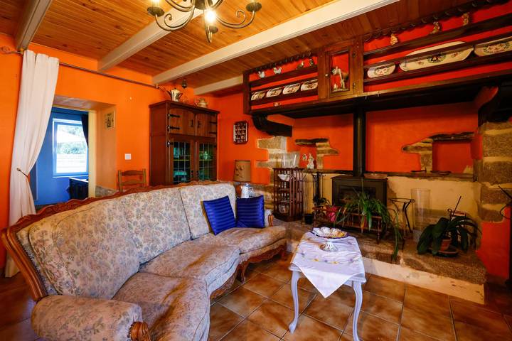 Bed and Breakfast 'Breizh' with Private Terrace, Shared Garden and Wi-Fi in Cast, Châteaulin region