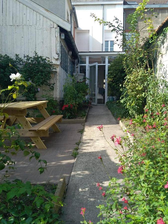 Double Room with Shared Bathroom in Reims, Marne