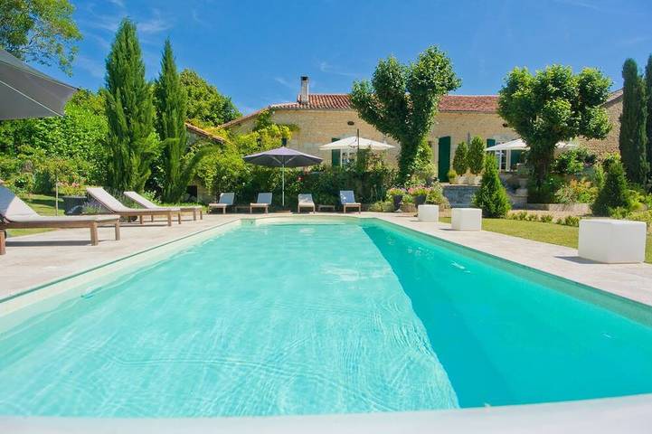 Location de vacances pour 8 personnes, avec jacuzzi et jardin, animaux acceptés à Saint-Privat-des-Prés