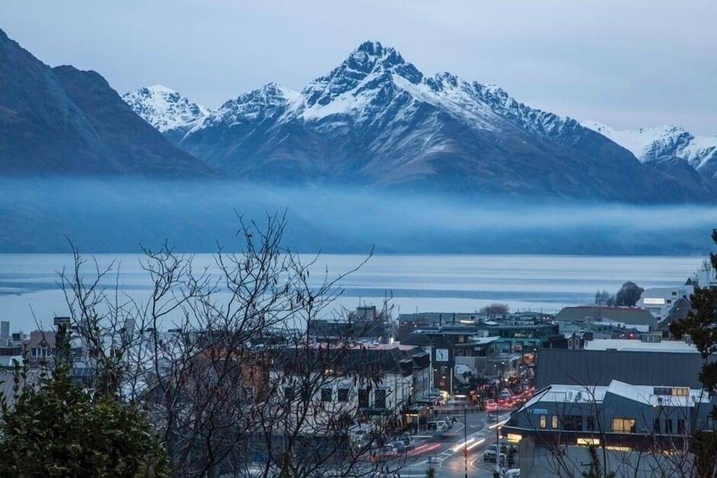 Ganze Wohnung, Privat und friedlich in Central Queenstown mit Parkplatz abseits der Straße. in Queenstown, Otago