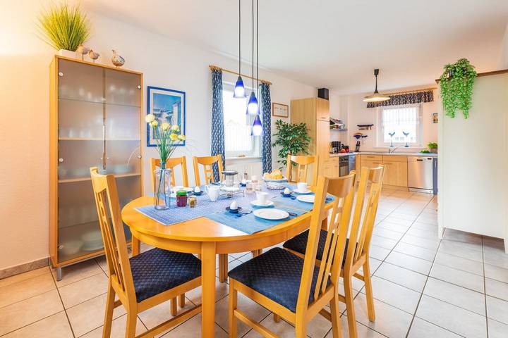 Ferienhaus mit großem Garten und Terrasse, 500 m zum Wasser in Wiek, Rügen