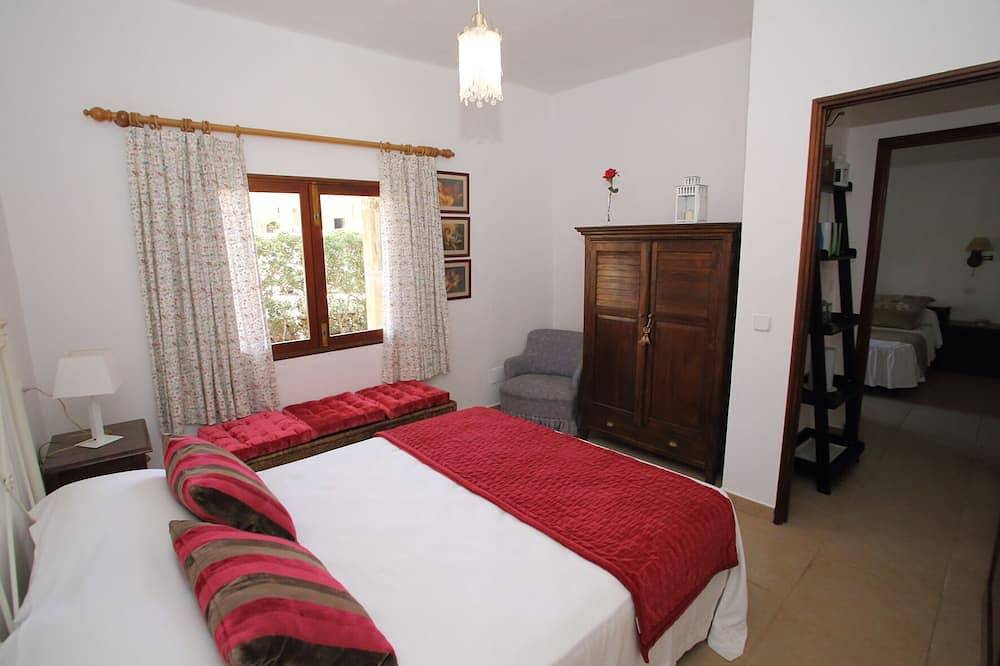 Charming Mallorcan-style chalet with large private pool and barbecue in Portocolom, Felanitx