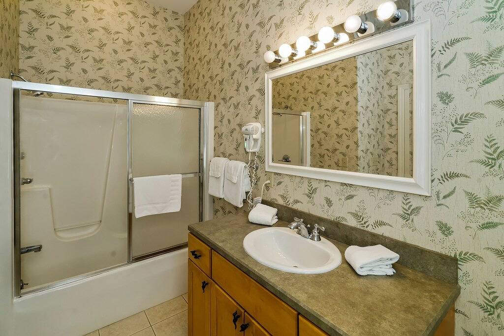 Crowd Pleaser- Lake Access Home im zentralen Deep Creek Lake in Deep Creek Lake