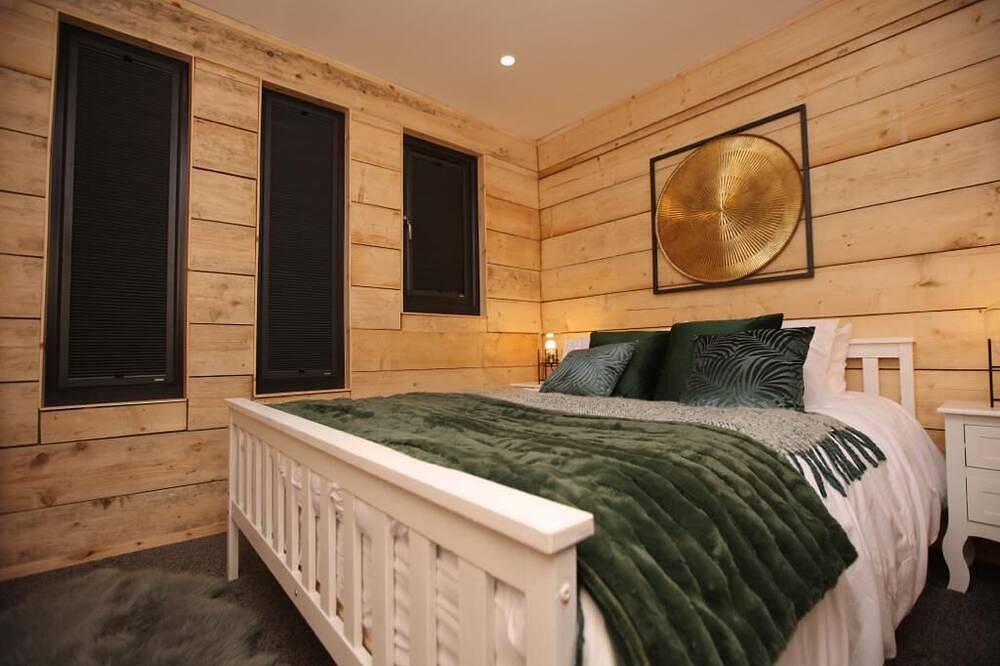 Warwick Lodge - Luxury 1 Bed Cabin with Private Hot Tub in Foston and Scropton, Derbyshire