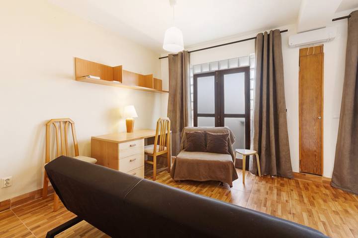 Entire studio, Studio Apartment 'Estúdio Alto Da Praia' with Sea View, Shared Pool and Wi-Fi in Colares, Costa de Lisboa