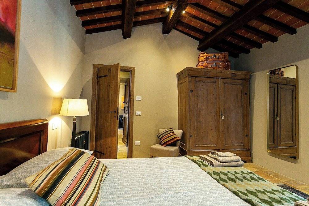Entire apartment, Elegante appartamento affacciato sulla piazza principale di Montone in Montone, Valtiberina