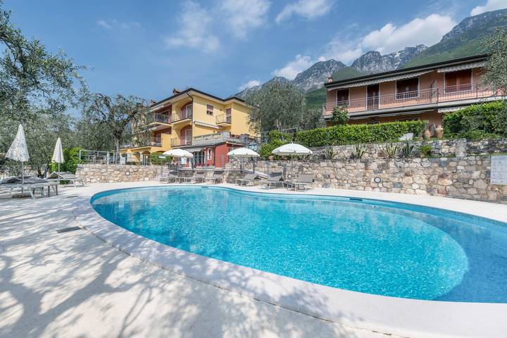Appartamento intero, Appartamento Bilocale Due Leoni con vista sul lago, piscina, giardino e Wi-Fi in Brenzone, Prealpi Gardesane