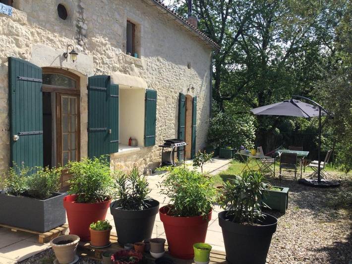 Location de vacances pour 4 personnes, avec Terrasse et Jardin ainsi que Piscine et Vue à Savignac-de-Duras