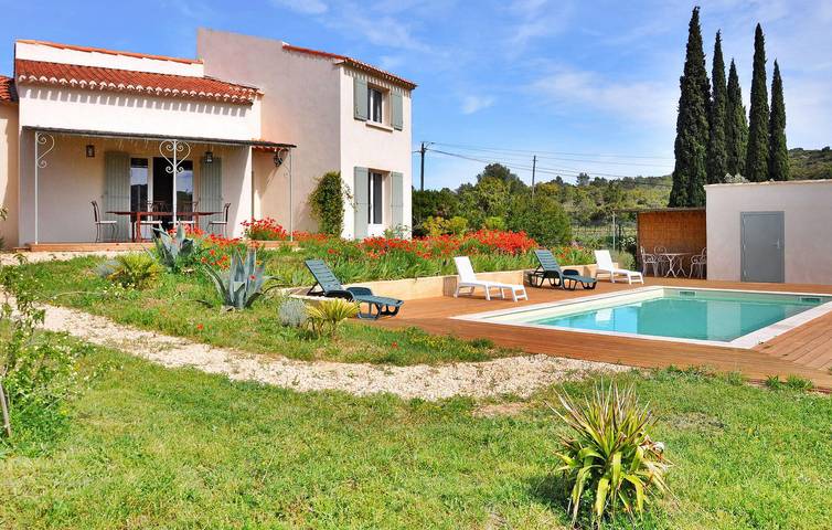 Location de vacances pour 6 personnes, avec terrasse et piscine à Valliguières